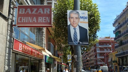 Badalona, carrer d'Alfons XIII, el Rei que va portar la República. Fins ara eren els polítics els que semblava que parlaven en xinès. Cada vegada més, ho faran realment els votants.