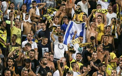 Hinchas del Beitar Jerusal&eacute;n, durante un partido en su estadio en julio de 2015.