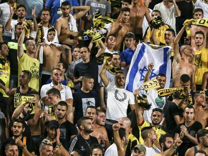 Hinchas del Beitar Jerusal&eacute;n, durante un partido en su estadio en julio de 2015.
