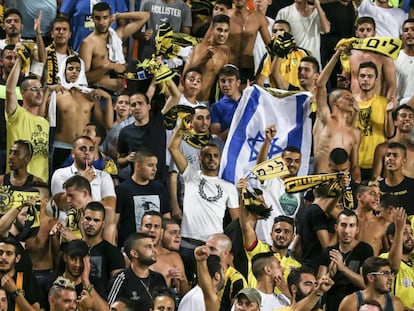 Hinchas del Beitar Jerusal&eacute;n, durante un partido en su estadio en julio de 2015.