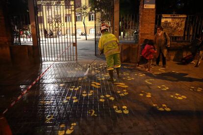 Un operarios borra pintadas en el colegio Ramon Llull, en Barcelona. 