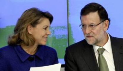 El presidente del Gobierno, Mariano Rajoy, junto a la secretaria general del PP, María Dolores de Cospedal, al inicio hoy de la reunión del Comité Ejecutivo Nacional del partido.