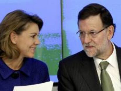 El presidente del Gobierno, Mariano Rajoy, junto a la secretaria general del PP, María Dolores de Cospedal, al inicio hoy de la reunión del Comité Ejecutivo Nacional del partido.