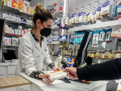 Una farmacia de Lavapiés, en Madrid, ha entregado tests de antígenos a los excluidos de la sanidad pública.