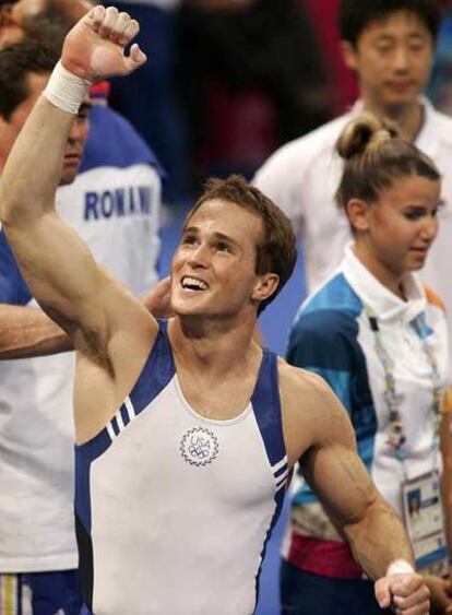 Paul Hamm celebra la conquista del oro en Atenas.