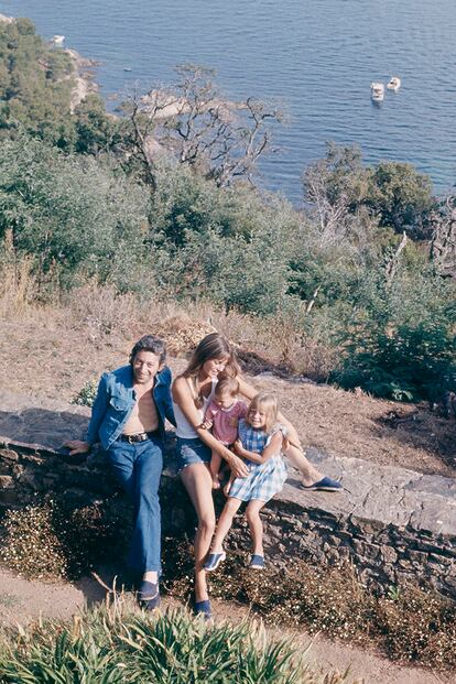 Serge Gainsbourg y Jane Birkin con sus hijos en Saint-Tropez en 1972.