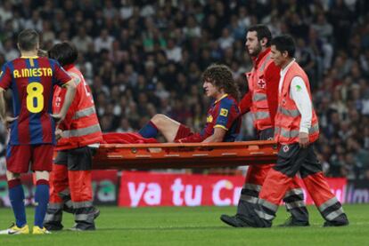 Puyol, retirado en camilla del Bernabeu.