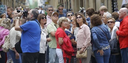 Un grupo de turistas atraviesa la Parte Vieja donostiarra.