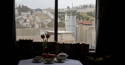 O muro da Palestina visto do hotel aberto pelo artista Banksy em Belém.