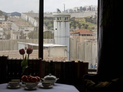 O muro da Palestina visto do hotel aberto pelo artista Banksy em Belém.