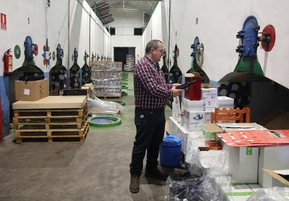 Pedro Bonafonte, en la cooperativa Bodega San Esteban, en Cenicientos.
