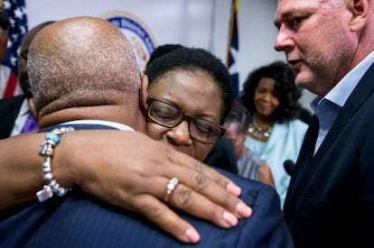 A mãe de Botham Jean abraça ao embaixador de Santa Luzia em EUA, Anton Edmunds.