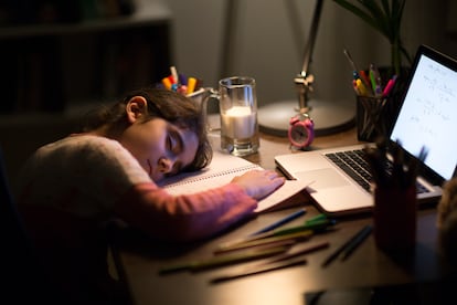 El sueño, como la alimentación o la higiene, también se educa desde el ejemplo.