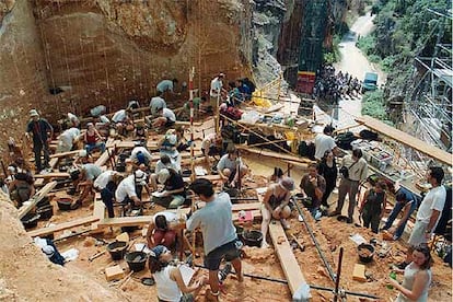 Un grupo de paleontólogos y antropólogos excava en el yacimiento de Gran Dolina, en la sierra de Atapuerca (Burgos).