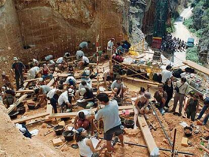 Un grupo de paleontólogos y antropólogos excava en el yacimiento de Gran Dolina, en la sierra de Atapuerca (Burgos).