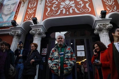 Pedro Almodóvar, ante la puerta de la sala Doré.