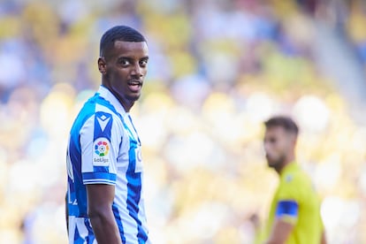 Alexander Isak durante el partido contra el Cádiz.