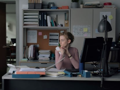 Julia Garner, en una imagen de 'The Assistant'.