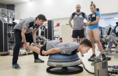 Adrián Rodríguez, en un ejercicio con el preparador Bernat Buscà.