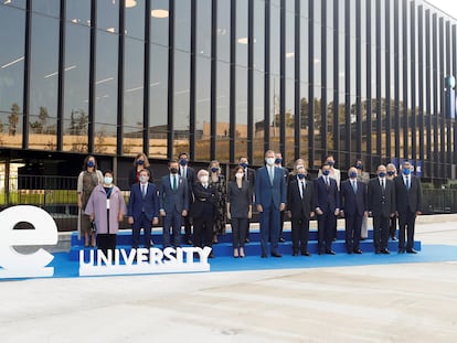 El rey acompañado por el alcalde de Madrid, José Luis Martínez-Almeida; la presidenta de la Comunidad de Madrid, Isabel Díaz-Ayuso; y el presidente del PP, Pablo Casado, entre otras autoridades, posa para la foto de familia a su llegada a la inauguración del IE Tower.