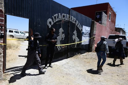 Policías resguardan la entrada al rancho en Teuchitlán, el 13 de marzo.