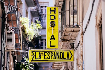 Hostal La Española en la calle Bernardo López. Pensión que hoy está cerrada y de la que su dueña presumía de patio: “El patio de la Española es cuna de la alegría y vienen los forasteros a verlo de noche y de día”.