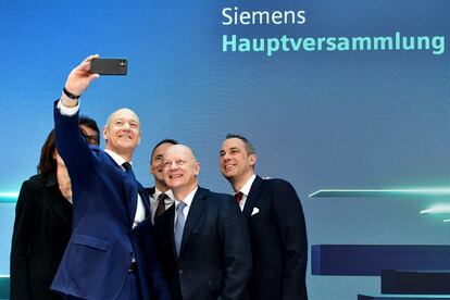 Roland Busch y varios directivos de Siemens se fotografían este jueves, tras la presentación de resultados.