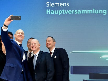 Roland Busch y varios directivos de Siemens se fotografían este jueves, tras la presentación de resultados.