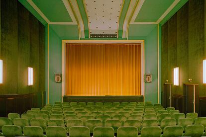 Sala de teatro, Alemania

La autora de la imagen, la fotógrafa Sylvia Ballhouse, tiene en su portfolio todo un periplo por Alemania y sus encantadoras salas de cine, como el Atrium de Nuremberg,