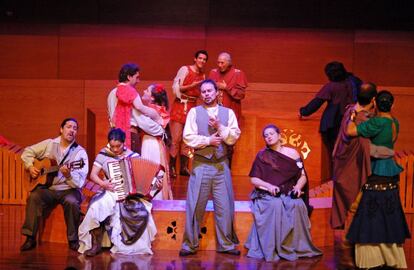 En la obra 'Los empeños de una casa' los actores cantan y bailan en el escenario