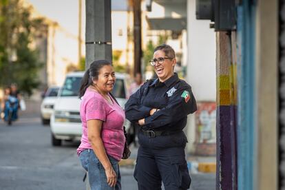 Sara Hernández y una transeúnte en las calles de Tlajomulco (Jalisco).