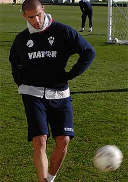 Aranda golpea el balón durante un entrenamiento.