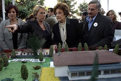 Michelle Bachelet, a la izquierda, observa con su madre, Ángela Jeria, una maqueta de Villa Grimaldi.