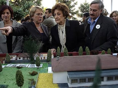 Michelle Bachelet, a la izquierda, observa con su madre, Ángela Jeria, una maqueta de Villa Grimaldi.