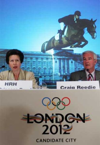La princesa Ana de Inglaterra junto a Craig Reedie, del Comité Olímpico Británico.