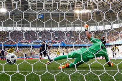 El centrocampista japonés Shinji Kagawa anota desde el punto de penalti.