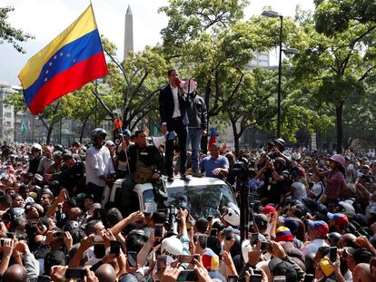 Guaidó y López, en Caracas, acompañados de una multitud. 