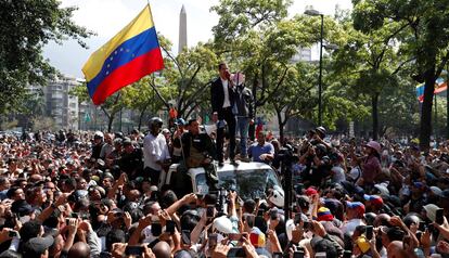 Guaidó y López, en Caracas, acompañados de una multitud. 