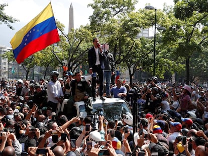 Guaidó y López, en Caracas, acompañados de una multitud. 