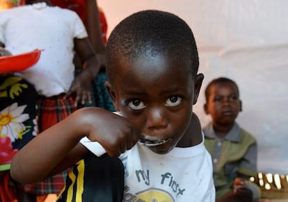 Un ni&ntilde;o come en una aldea cerca de Cankuzo, Burundi.