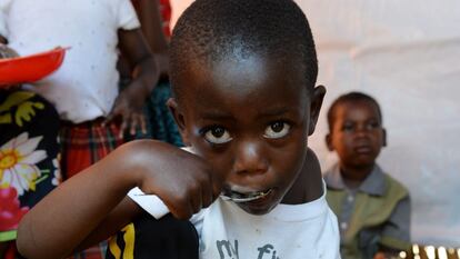 Uma criança come em perto de Cankuzo, Burundi.