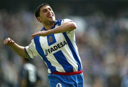 Diego Tristán celebra un gol con el Deportivo.