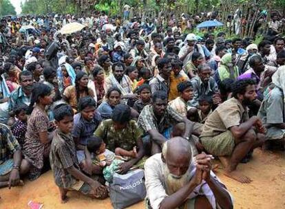 Decenas de civiles esperan la llegada de ayuda humanitaria en un campo de desplazados al norte del país.