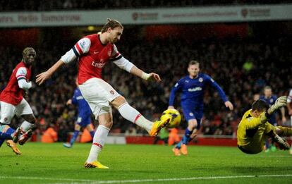 Bendtner marca el primer gol del Arsenal.