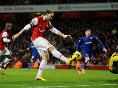 Bendtner marca el primer gol del Arsenal.