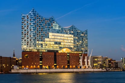 Vista de la Elbphilharmonie (Filarmónica del Elba), de los arquitectos Herzog y de Meuron, en Hamburgo.