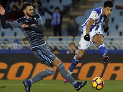 Yuri Berchiche, lateral de la Real, chuta a gol ante la oposici&oacute;n del zaguero Sergi G&oacute;mez.