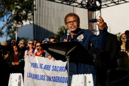 Karen Bass, alcaldesa de Los Ángeles, durante un acto este martes.