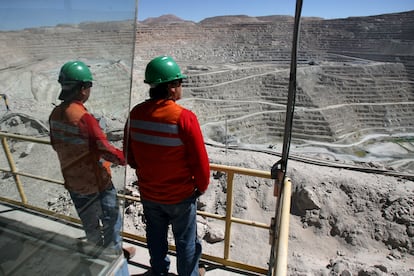 Trabajadores de la mina de cobre La Escondida, la mayor del mundo, propiedad de BHP Billiton, en Chile, en una imagen de archivo.