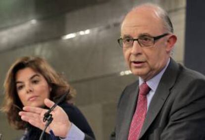 El ministro de Hacienda y Administraciones Pblicas, Cristbal Montoro, durante la rueda de que prensa que ofreci junto al titular de Economa, Luis de Guindos, y la vicepresidenta del Gobierno, Soraya Senz de Santamara, al trmino de la reunin del Consejo de Ministros en la que se aprob el proyecto de Presupuestos Generales del Estado para 2013.